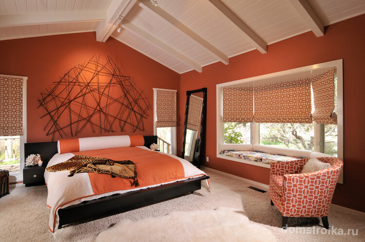 Спальня, где преобладают теплые оттенки морковного оранжевого и жженой глины
