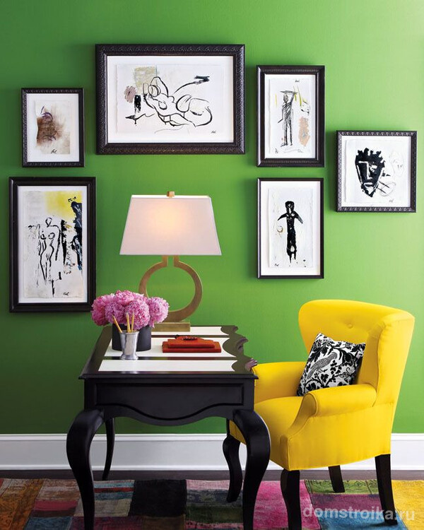 Желтое кресло в зеленом интерьере