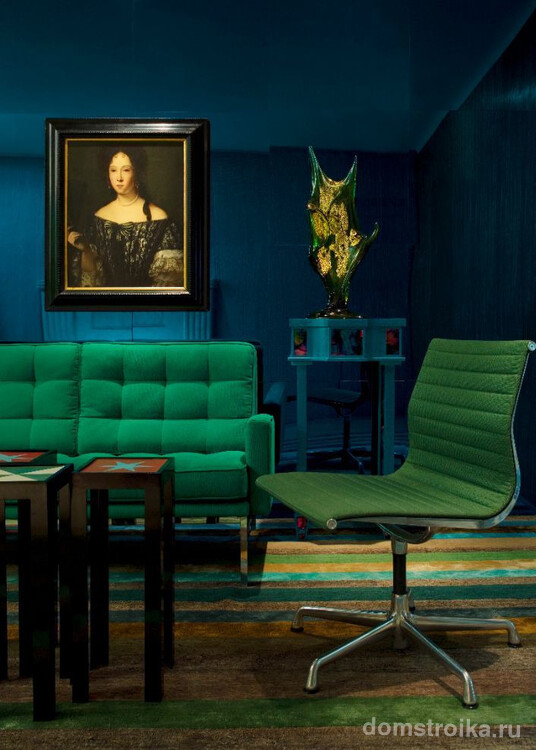 Зеленая мебель на фоне темно-синих стен