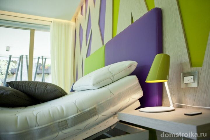 Зелено-фиолетовое сочетание хорошо подходит и для спальни