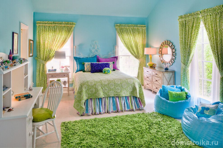 Детская комната нежно-голубого цвета с зелеными шторами, ковром и покрывалом