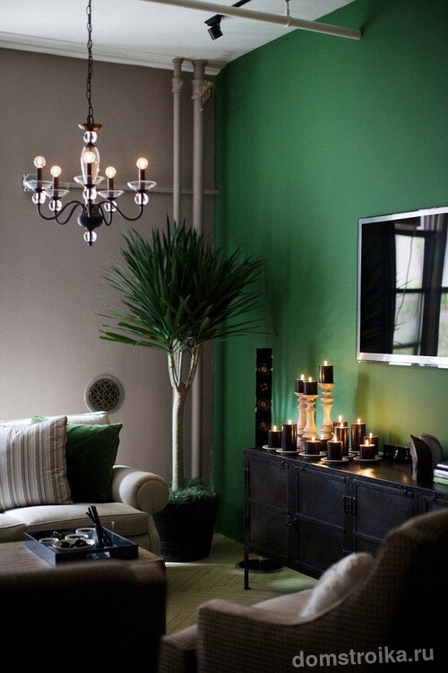 Зеленый вместе с пастельно-серым выглядит красиво и богато, идеально подойдет для гостинной