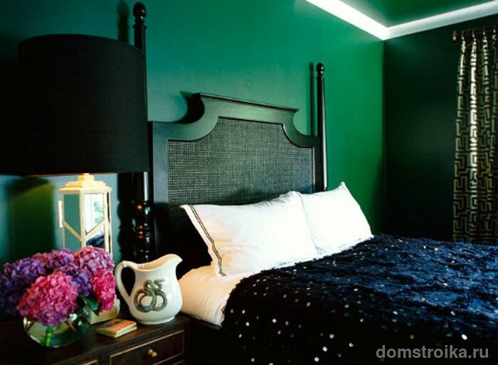 Черная мебель в зеленой спальне