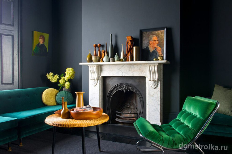 Зеленая мебель в темно-серой гостинной