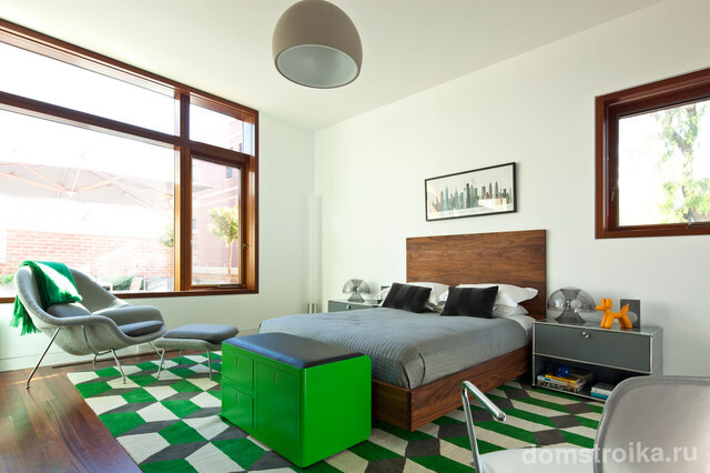 Ярко-зеленые акценты и деревянная кровать в белой спальне