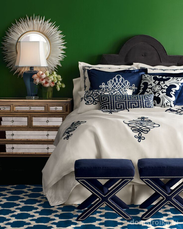 Серая кровать с бело-синим постельным бельем в зеленой спальне