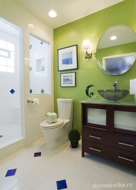 Сочетание белого с зеленым подходит также для оформления ванной комнаты
