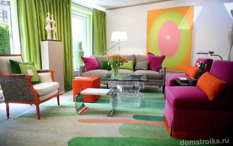 Зеленые шторы и оранжевые предметы интерьера в светлой гостинной