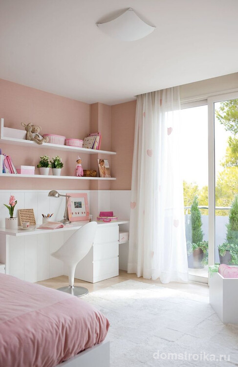 Бело-розовые тона смотрятся легко и нежно, идеально подойдут для девичьей комнаты