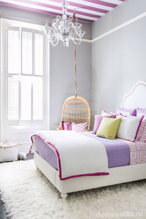 Серый в спальне очень интересно смотрится в сочетании с бело-малиновыми аксессуарами и таким же полосатым потолком