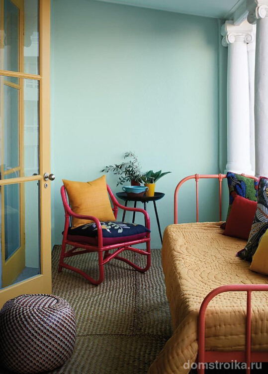 Красивое сочетание светло-бирюзовых стен и ярких предметов мебели