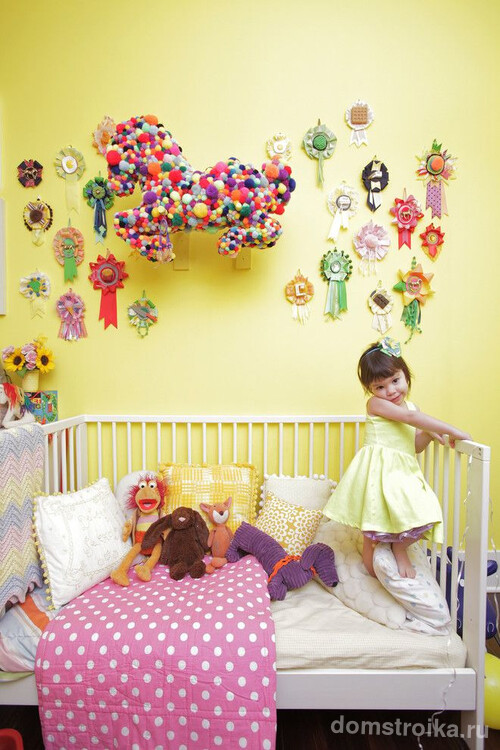 Детская комната с холодным желтым цветом стен