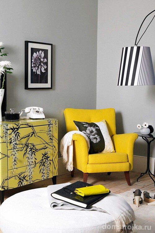 Красивое сочетание белого, серого, черного и желтого цветов в интерьере гостиной