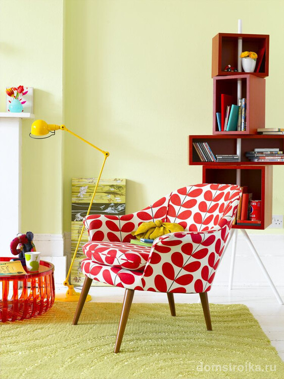 Красно-белое кресло на фоне желтых стен