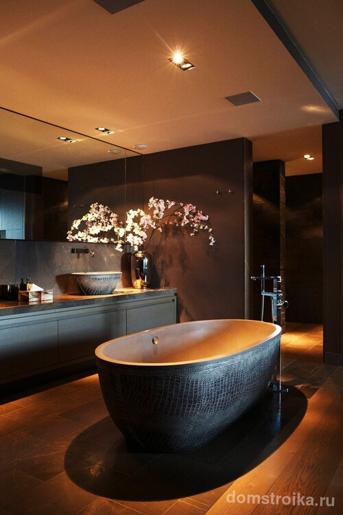 "Змеиная" отделка ванны, пол из дерева и шоколадные стены - эта ванная комната пропитана роскошью и лоском