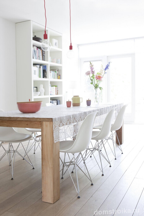 Цвет беленый дуб. Дубовый простой прямоугольный обеденный стол на кухне в скандинавском стиле