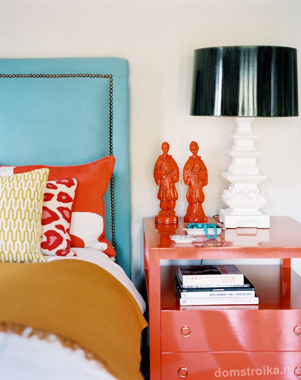 Стильная и уютная спальня, сочетающая голубую мебель и кораллово-персиковые элементы
