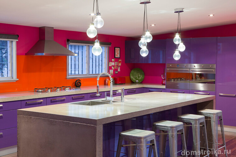 Яркая, сочная кухня в фиолетово-оранжево-малиновой расцветке