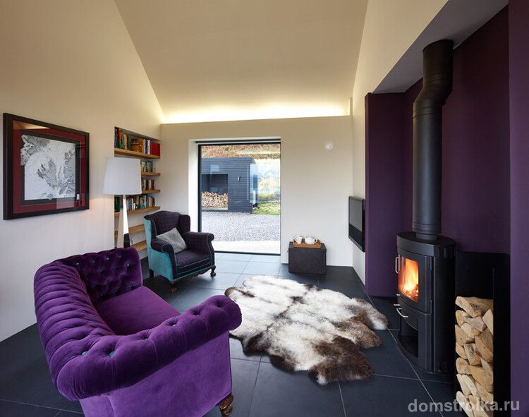 Бежевый, черный и фиолетовый - идеальное сочетание для современного интерьера гостиной