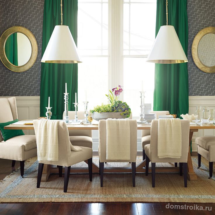 Яркие зеленые шторы и подушки отлично вписываются в сдержанный дизайн