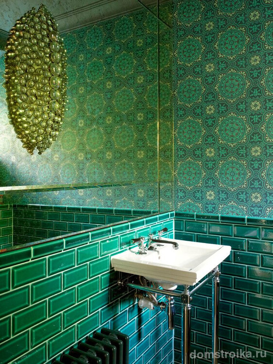 Необычный светильник в зеленой ванной напоминает драгоценное украшение