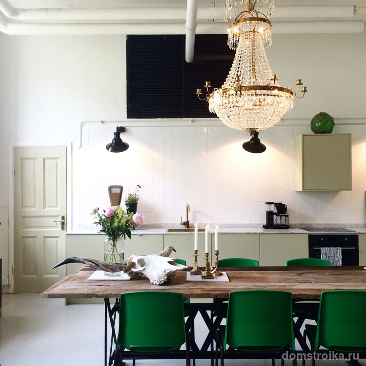 Зеленая мебель на белой кухне - утонченно и изысканно