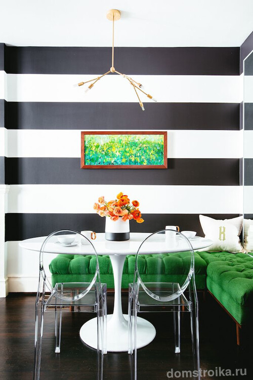 Изумрудная мебель всегда будет отлично выглядеть в комнате с белой или пастельной отделкой стен