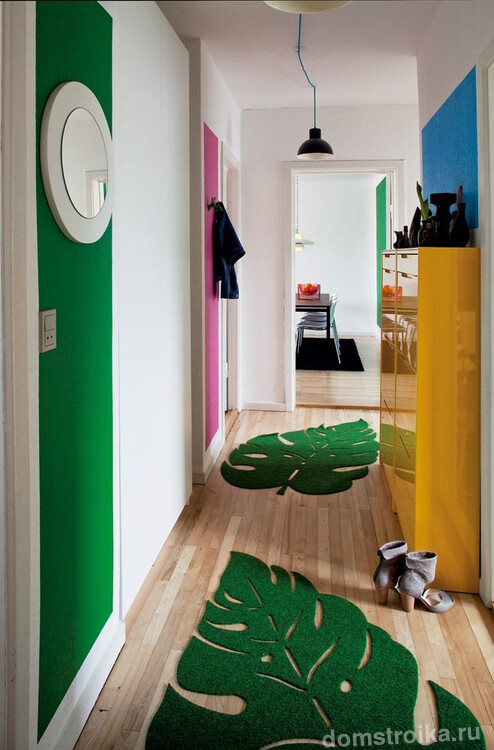 Зеленые коврики создают отличный тандем с полосой на стене