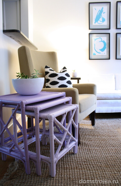 Журнальный столик нежно-лилового цвета украсит гостиную