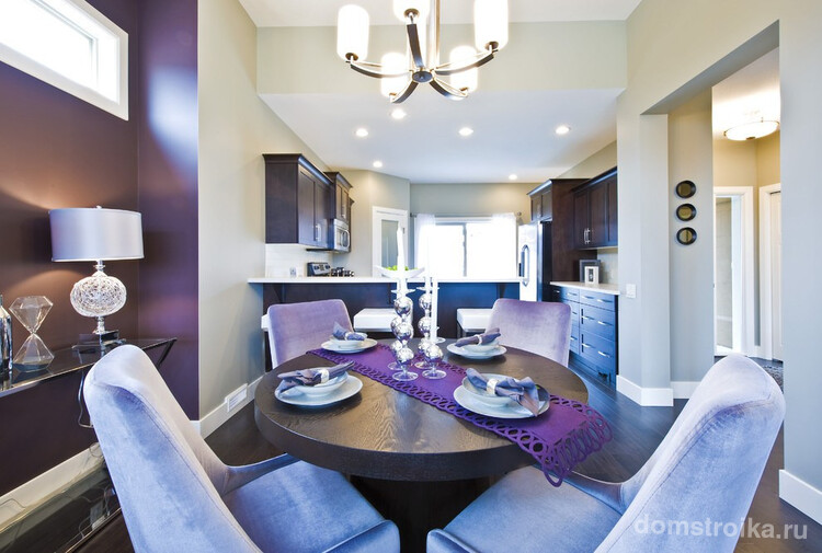 Лиловый цвет разных оттенков использован по всей квартире. Нежно-лиловая обивка мебели в компании с насыщенными элементами декора смотрится стильно