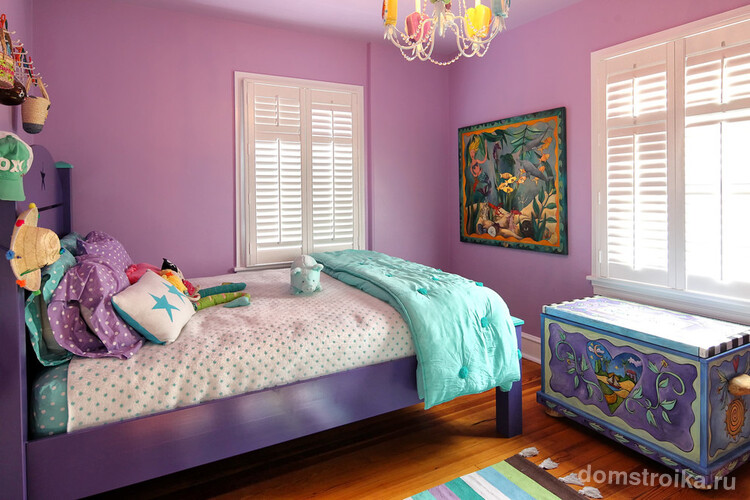 Детская комната, где активно использован лиловый цвет разных оттенков в оформление стен и мебели