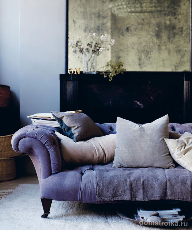 Бархатная обивка дивана лилового цвета с темным деревом создает роскошный дуэт