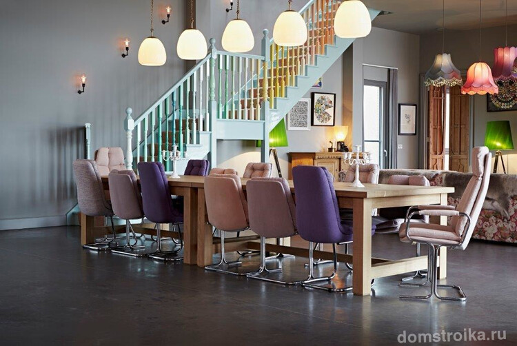 Игривое настроение гостиной создает ее цветовое оформление, особенно лиловые стулья разных оттенков