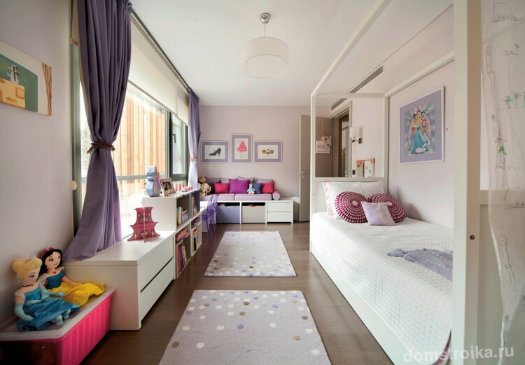 Лиловый цвет используют для декорирования помещения: текстиль, рамки, подушки - акценты интерьера