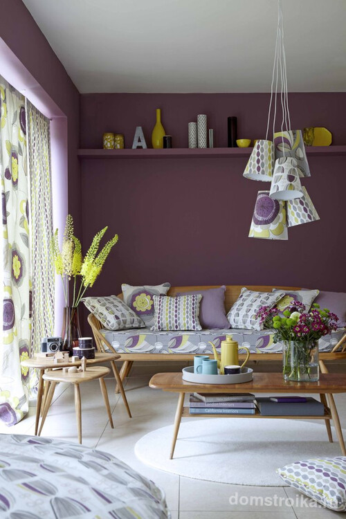 Лиловый цвета в окраске стен - отличный фон для деревянной мебели, а использование такого же оттека в декоре поможет создать полноценный цельный интерьер