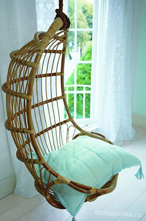 Атмосфера свежести: интерьер в белых тонах и плетеное подвесное кресло с декоративной подушкой мятного цвета