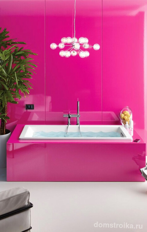 Яркая и нарядная ванная комната цвета фуксии отлично сочетается с зеленью декоративного дерева