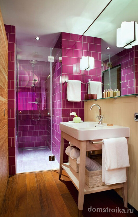 Темный оттенок фуксии отлично смотрится с теплым персиковым цветом в интерьере ванной