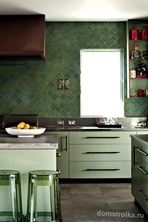 Уникальное и очень удачное сочетание в оформлении кухни: фисташковый и изумрудно-зеленая плитка, фактура которой подчеркнута прозрачной мебелью