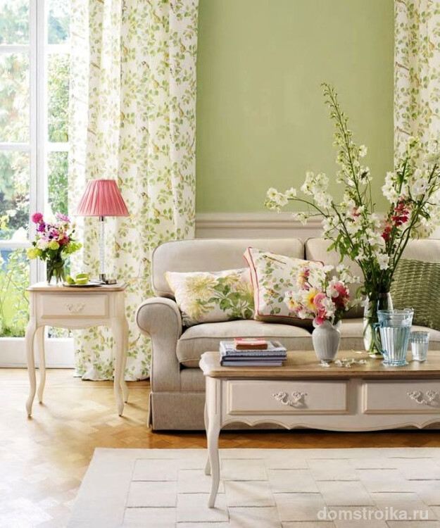 Фисташковый цвет хорошо сочетается с флоральным рисунком и пастельными цветами, поэтому хорош для оформления комнаты девочки-подростка
