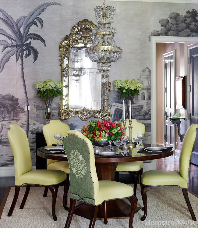 Мебель фисташкового цвета в столовой, украшенной крупным растительными с.жетами на стенах