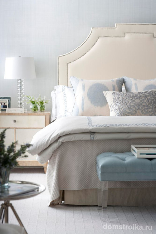 Лаконичная мебель цвета айвори в спальне, выполненной в стиле арт-деко