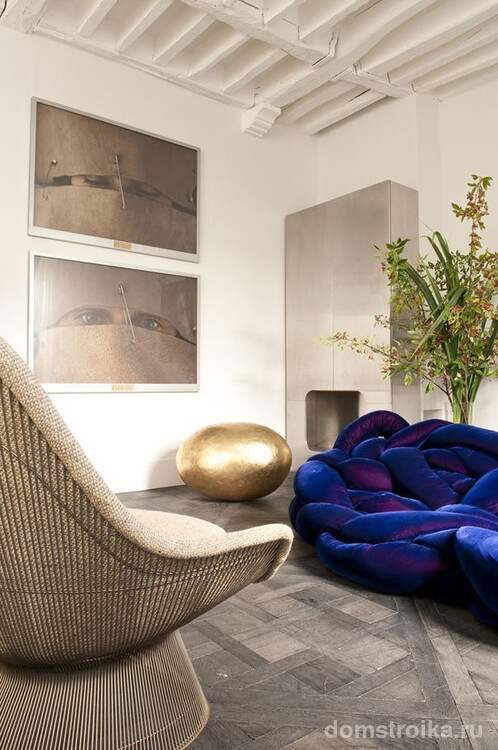 Один яркий акцент в виде дивана цвета индиго преображает интерьер, насыщая его цветом, тайной, изысканностью