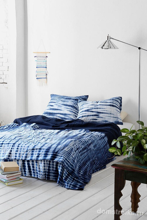 Синий гармонично вливается в белое пространство спальни, не делая его при этом холодным или скучным
