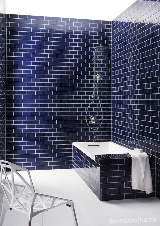 Синий глянец стен и белая ванна с белоснежным полом создают роскошную, стильную комбинацию