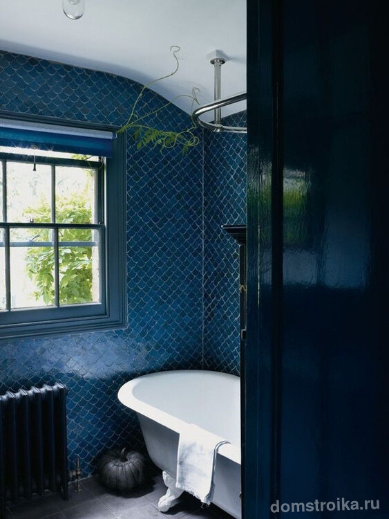 Белоснежная ванна выглядит очень изысканно в сочетании с синим оформлением стен