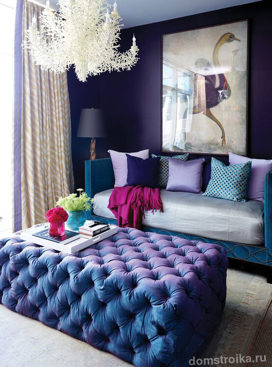 Насыщенная гостиная, выполненная в сине-фиолетовой гамме