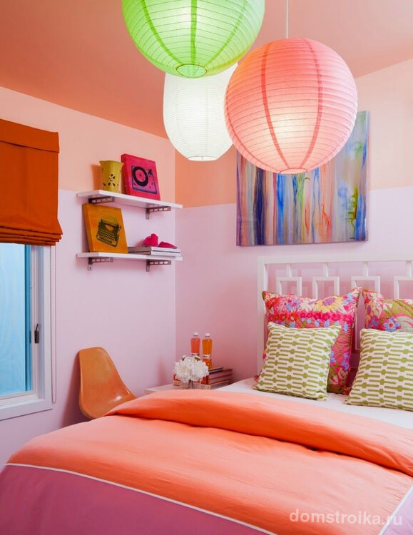 Детская комната в розово-персиковых тонах