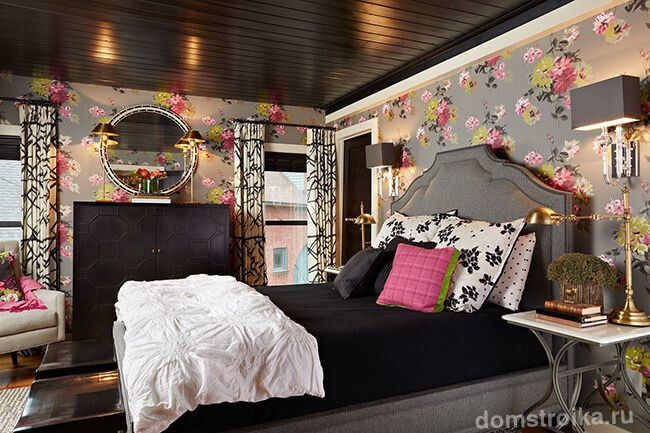 Серые обои в интерьере спальни с яркими рисунками цветов смотрятся очень изысканно