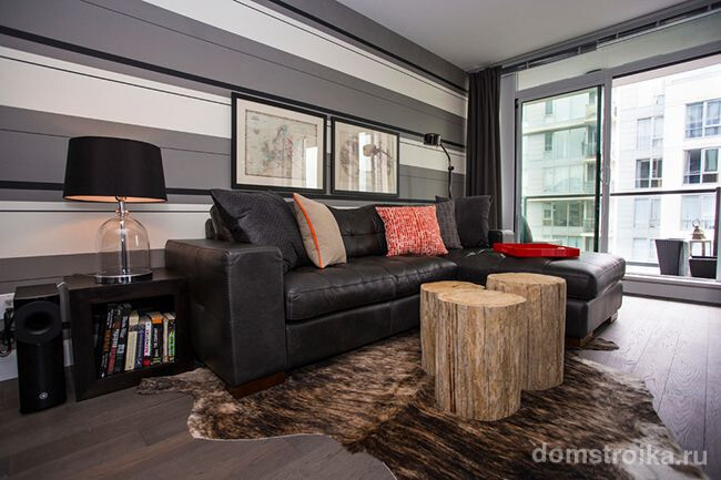 В гостиной правильно подобранные оттенки серого цвета обоев позволяют сделать интерьер уютным и спокойным